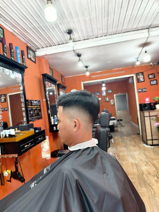 Barber đang cắt tóc fade cho khách