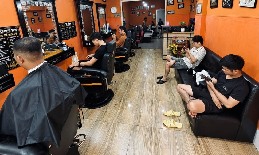 Không gian tiệm và khách đang chờ