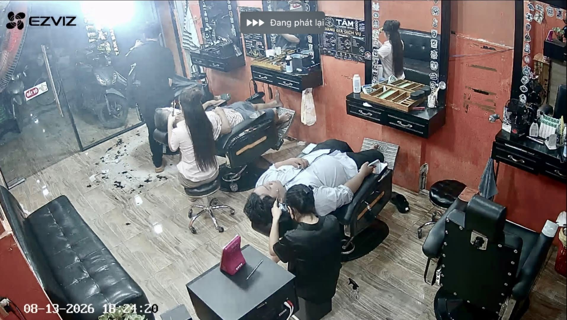 Barber đang phục vụ khách